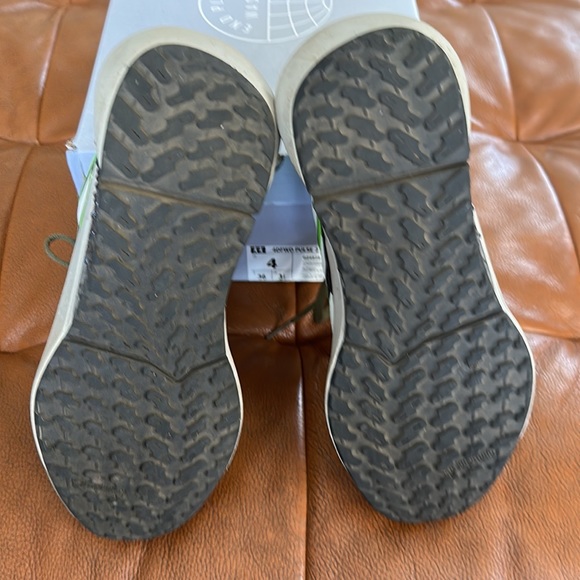 Adidas 4DFWD PULSE 2J size 4 Boys in Metallic Grey / Green - Picture 9 of 9